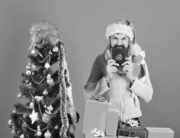 Noel hediyeleri ve satış konsepti. Noel Baba mavi hediyeyi açar — Stok fotoğraf