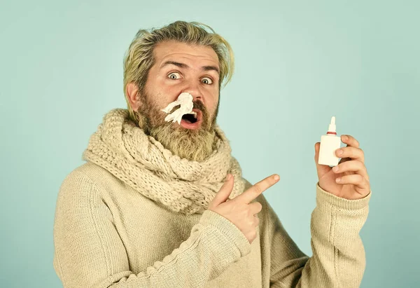 感冒疗法。流鼻涕恢复。卫生保健概念。流鼻涕和感冒症状快速恢复。围巾上有鼻腔喷剂.药物的有效恢复。过敏医疗 — 图库照片
