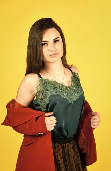 Дівчинка модель ніжна мереживна блузка спідниця та піджак, концепція відповідного одягу — стокове фото