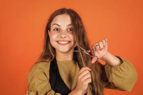 Menina adolescente cortar o cabelo com tesoura. fazendo novo penteado. criança usar ferramenta de tesoura no salão de beleza. moda de penteado. criança cortou cabelos longos morena. cuidados com o cabelo e saúde. cabeleireiro. Todos os dias moda — Fotografia de Stock