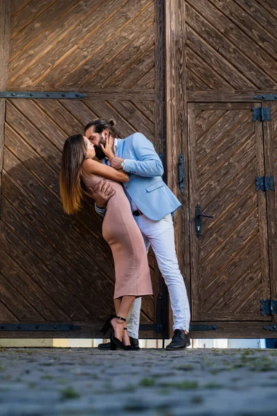 Amor apasionado. romance. relaciones familiares jóvenes. relación amorosa. novia con su novio. Feliz día de San Valentín. pareja con estilo en el amor abrazo al aire libre. hombre y mujer en una cita romántica —  Fotos de Stock