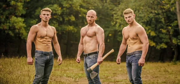 Nunca pares. Desporto e lazer. Mesomorfo. três homens musculosos com machado. homem atlético usar machado. fisiculturistas em jeans. Três tipos sensuais. caras brutais posar com torso nu. caras bonitos com corpo sexy — Fotografia de Stock