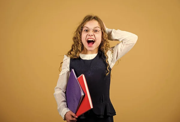 Conocimiento y educación. De vuelta a la escuela. cuaderno para notas de diario. lección de estudio. niña pequeña con carpeta de papel. trabajo en casa. estresada niña quiere ser maestra. Cosas de escuela —  Fotos de Stock