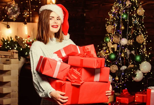 Jaké velké překvapení. ráno před Vánocemi. Sexy žena s dárkovou krabicí. Šťastný nový rok. Rodinná oslava. Vánoční stromek. Zimní prázdniny. Holka v klobouku Santa Clause. Vánoční nákupy — Stock fotografie