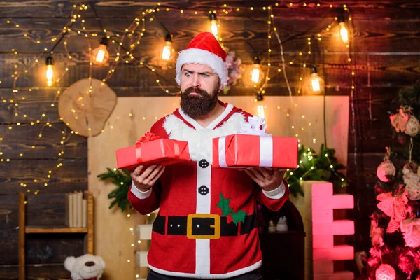 Perdido en pensamientos navideños. Papá Noel barbudo entrega regalos. Compras de Navidad. hombre barbudo sombrero de santa. entrega de regalo de Navidad. ventas de compras de invierno. Elfo alegre. Feliz año nuevo. Caja regalo de Navidad — Foto de Stock