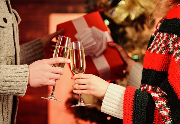 Будем здоровы. Новогодние традиции. Счастливого Рождества. Алкоголь. Стекло наполнено игристым вином или шампанским. Хорошо провожу время. Тост. Бокал шампанского. Пара бокалов шампанского. Подарок — стоковое фото