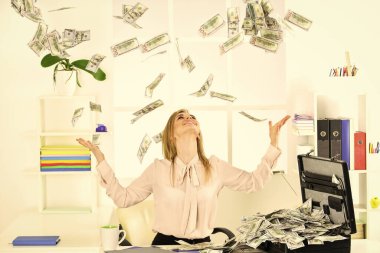 Para içinde yuvarlan. Rüşvet ve para aklama. Dolar nakit para. Zengin ve zengin. Kirli para. Kadınların iş başarısı var. Davalı başarılı bir iş kadını. İnternet kazancı sahte para