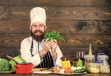 Taze sebzeli vejetaryen salatası. Sağlıklı yemek pişirme. Sakallı, olgun bir hippi. Diyet organik gıda. Mutfak mutfağı. Vitamin. Mutlu sakallı adam. Şef tarifi. Beslenme seçimi.