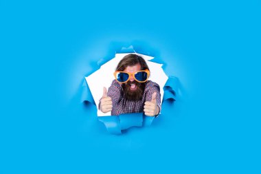 En iyisidir. Partide iyi eğlenceler. Erkek modası. Yıldönümünü kutlamak. Partiye katılan. Sakallı ve bıyıklı gözlüklü hippi adam. Tatil kavramı. İyi tatiller.