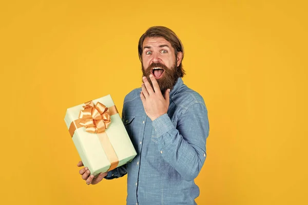 Hacer compras en la tienda. comprar regalos de aniversario. caja abierta masculina sorprendida con algo emocionante en el interior. hombre maduro buscando casual en sorpresa con presente caja de regalo. comúnmente utilizado para el cumpleaños — Foto de Stock