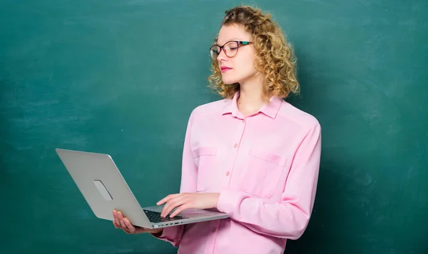 远程工作。教师笔记本检索信息黑板背景.在线教育的概念。女性笔记本电脑上网。在线学校。在网上授课。信息学和程序设计 — 图库照片