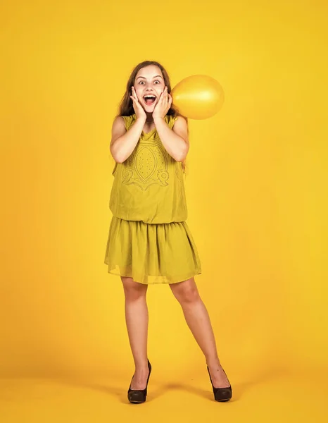 Wat een verrassing. Kindergeluk. Jonge mode schoonheid. fantasie en inspiratie. Fijne verjaardag. Een klein meisje met een feestballon. Bereid je voor op vakantie. Klaar om het te vieren. concept van dromen — Stockfoto