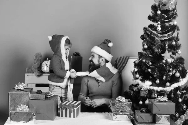 Οικογενειακές διακοπές. Χριστούγεννα οικογένεια ανοίγει δώρα — Φωτογραφία Αρχείου
