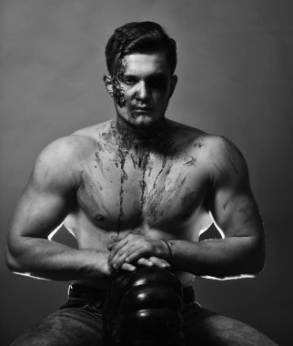 Şeker mi şaka mı ve seksi vücut konsepti. Kanlı canavar.