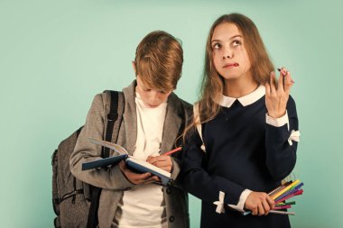 Birlikte çalışalım. Öğrenci derse hazır. Sıradan bir okul programı. İleri düzey okul eğitimi. Kolay öğrenme konsepti. Uluslararası öğrenci değişimi. Okul bilgisi. Yetenek geliştirme