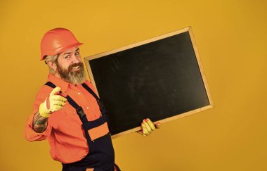 Profesyonel yetenekler. İnşaatçı adam ters çizelgeye gülümser. Mühendis projesi, uzayı kopyala. Mimar ve mühendislik çizimi. Müteahhit sunum yapıyor. İnşaat için karatahta planı sunumu