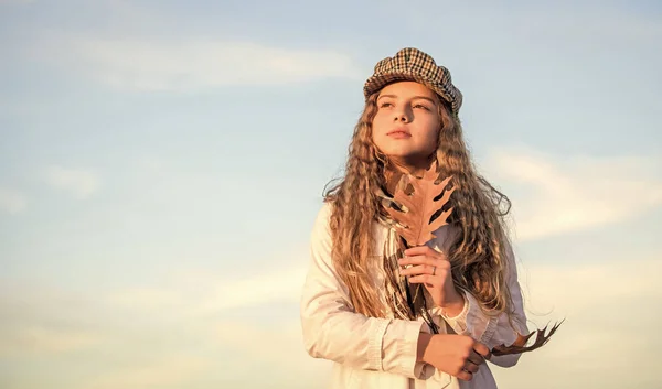 Ciel dégagé. bonne enfance. salon de coiffure concept. petite fille aux cheveux bouclés. enfant tenir feuille d'automne. élégante petite fille dans le béret d'automne. tendances automnales. look gosse mode. espace de copie — Photo