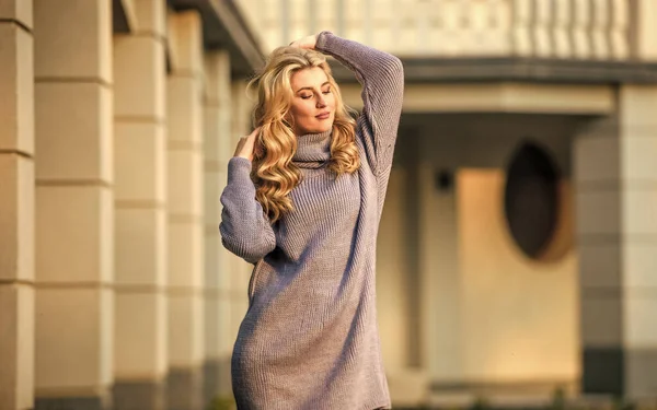 Beautiful day. warm oversized clothes. sexy woman sunny weather outdoor. free style comfortable. autumn fashion. blond girl make up fall outfit. girl soft knitwear dress. cashmere woolen sweater — Stock Photo, Image