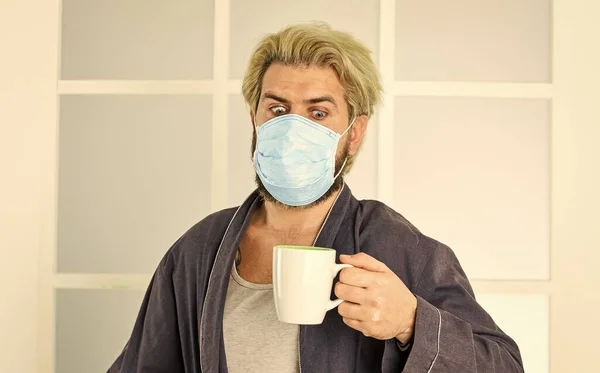 Kórház vagy környezetszennyezés védi az arcmaszkot. orvosi maszk, mint koronavédelem. Egy férfi kávét iszik légzőmaszkban. Koronavírus járvány tört ki. Orvos légzési maszk — Stock Fotó