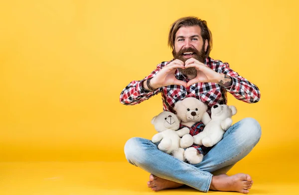 Conceito de amor. Conceito de humor infantil. O tipo gosta do dia dos namorados. melhor presente de sempre. Presente de dia de Valentim de amado. Conceito de celebração de férias. Cara com cara feliz joga com brinquedo macio — Fotografia de Stock