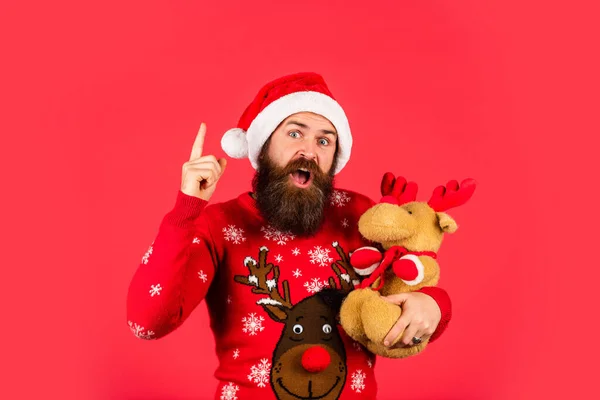 장난감 가게. 크리스마스 이브. 애들 선물이요. 산타 할아버지. 턱수염 남자 순록 장난감. 붉은 사슴. 덩치큰 남자가 크리스마스 선물을 들고 있어. 행복 한 남자의 장난기넘치는 기분. 새해 복 많이 받아. 산타 클로스. 크리스마스의 상징 — 스톡 사진