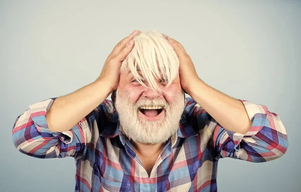 Fantastica Hair Grace. uomo barbuto maturo in parrucca bianca. Concetto di perdita di capelli. assistenza sanitaria. Buon vecchio nonno. barbiere e parrucchiere. moda maschile. Uomo anziano con la barba grigia. nonno su pensionamento — Foto Stock