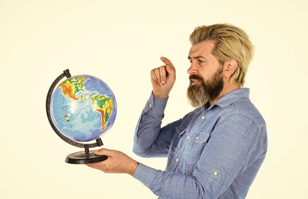 グローバルネットワーク。全世界へ。飛行機で旅行する。世界中で。旅と放浪者。地球に髭を生やした男。地球の日だ。国際的な概念。地理の先生。国際ビジネス — ストック写真