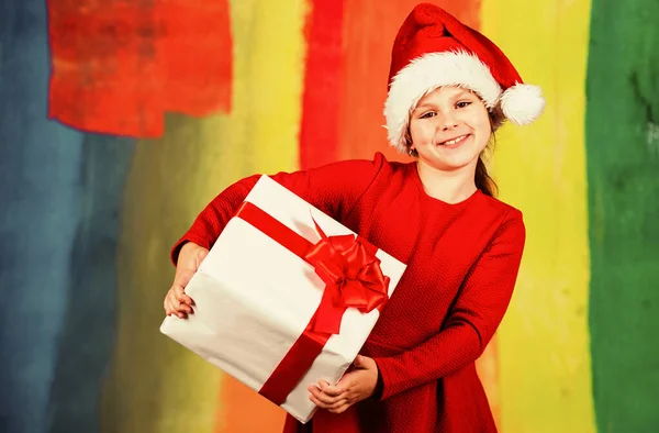 最愉快的假期小桑塔助手。喜庆的孩子举行新年礼物。礼品盒和包裹递送。快乐的圣诞节。准备好参加圣诞派对了。寒假快乐。2.问候和祝贺 — 图库照片