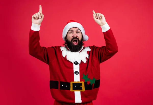 Santa Claus vousatý muž přeje šťastný nový rok a veselé Vánoce dovolená připravena na oslavu zimní párty se zábavou a radostí plnou vánočních dárečků a dárků, vánoční nápad — Stock fotografie