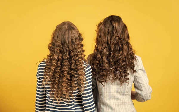 Bom shampoo ou loção. cabeleireiro salão de beleza. Conceito de cabelo forte e saudável. Cabelo longo de crianças pequenas. A brincar. meninas felizes com cabelo longo e ventoso. cabelo saudável e forte — Fotografia de Stock