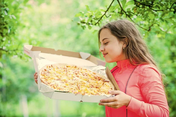 Πεινασμένο κορίτσι πίτσα κουτί φόντο φύση, έννοια παράδοσης τροφίμων — Φωτογραφία Αρχείου
