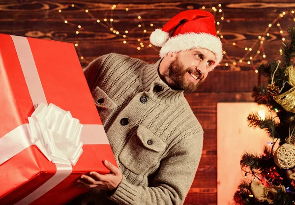 Espalhem a felicidade. Dar felicidade. Felicidade de inverno. Boas festas. Pai Natal. Um tipo sorridente com caixa de presente gigante. Estou aqui para dar o presente. Entregando felicidade à sua casa. Serviço de entrega — Fotografia de Stock