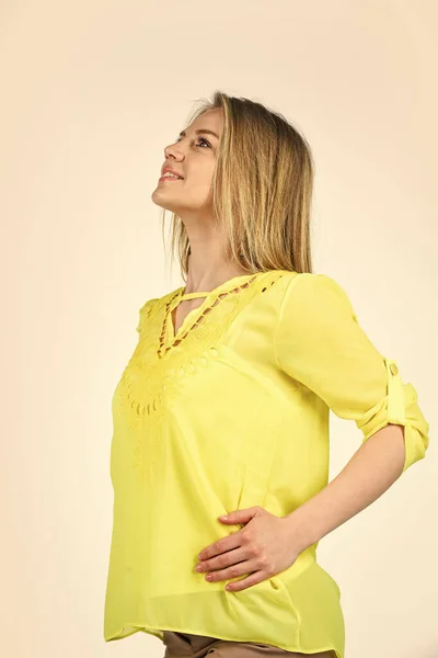 Meisje geel shirt blouse zomer kleding, losse pasvorm kleding concept — Stockfoto