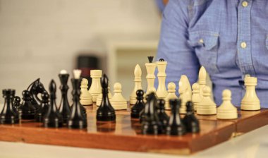 Geliştirme mantığı. Satranç oynamayı öğreniyorum. Kötü hamle, iyi olanları geçersiz kılar. Satranç dersi. Strateji konsepti. Satranç oynuyorum. Entellektüel hobi. Tahta satranç tahtasındaki figürler. Bir sonraki adımı düşünüyorum.