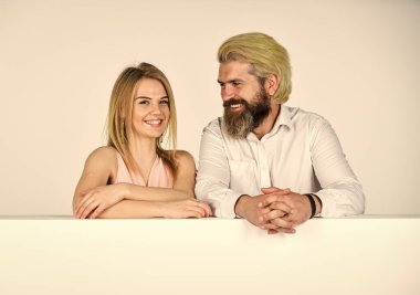 Ailenin yassı fotokopi alanı. Aşık mutlu bir çift. Aile dükkanı. Erkek ve kadın pankartın arkasında duruyor. Reklam pazarlama ve tanıtım. Alışveriş konsepti. Çift portresi. Aile için eşyalar