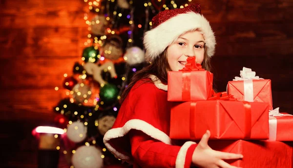 O Natal é tempo de dar. Atmosfera festiva dia de Natal. Menina Santa claus traje segurar caixa de presente de Natal. Compre um presente agora. Um presente aberto. Momentos felizes. Venda de temporada de inverno. Compras e desconto — Fotografia de Stock