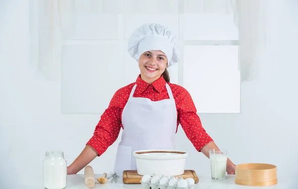 요리사 복장을 하고 굽는 젊은 제빵사 소녀 — 스톡 사진