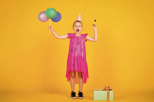 Zabawna dziewczyna baw się dobrze na wakacjach. Szczęśliwe dziecko bawi się balonami. Szczęśliwy dzieciak z pudełkiem prezentów. Szczęśliwego dnia dzieci. szczęście z dzieciństwa. Pojęcie wolności i wyobraźni — Zdjęcie stockowe