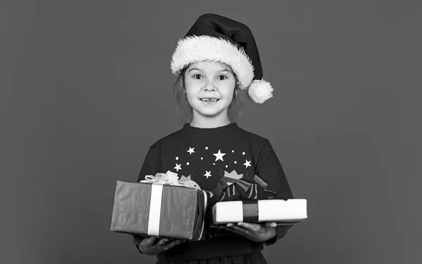 De Santa. Felices vacaciones de invierno. saludo y felicitaciones. Pequeño ayudante de Santa. niño alegre celebrar regalo de año nuevo. caja de regalo y entrega de paquetes. Feliz navidad. listo para la fiesta de Navidad — Foto de Stock