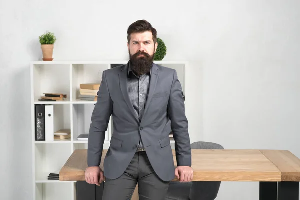 Moda masculina en la oficina de negocios. Confiado hombre brutal gerente. Gerente barbudo. Hipster maduro con barba. Negocios. Un hombre de negocios moderno. Empresario en traje formal. Gerente de hombre serio — Foto de Stock