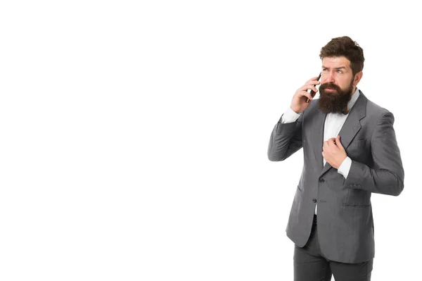 Comunicazione commerciale. uomo d'affari barbuto in abito formale. Affari agili. uomo maturo. uomo che parla al telefono. accordo di successo. Parlare di affari. uomo d'affari con cellulare. blog aziendale — Foto Stock