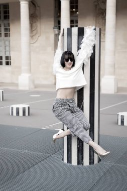 Paris, Fransa 'da kadın topuklu ayakkabıyla poz veriyor. Çekici görünüşlü güzel kız. Meydanda güneş gözlüklü manken. Esmer saçlı, şehvetli bir kadın. Moda güzelliği ve Vogue