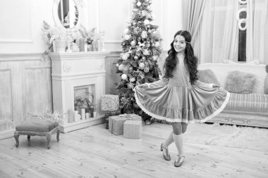 Noel 'e çok benziyor. Noel partisi kızı reverans yapmayı bıraktı. Şen şakrak bakışlı küçük çocuk. Mutlu çocuk Noel 'i ve yeni yılı kutluyor. Noel arifesi. Mutlu Noeller. - Mutlu yıllar. Tatil sezonu