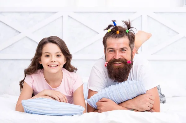 Família feliz de pai e filha se divertindo em casa fazendo penteado engraçado, valores familiares — Fotografia de Stock