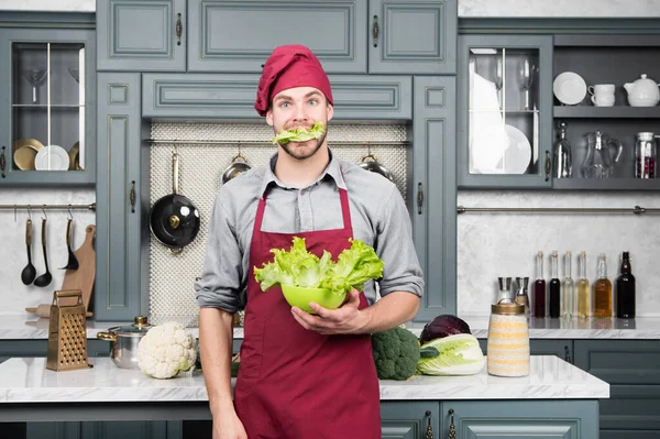 Listová zelenina dobrá volba pro zdravou stravu. postavit dokonalý salát. zelený salát obsahuje mnoho živin. Šéfkuchař vaří zelený salát. přidat do diety. Zdravotní přínosy salátu. hladový muž v kuchyni — Stock fotografie