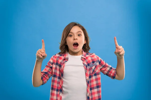 Internationale kinderdag. Kleintje mode. Gelukkig klein meisje. Schoonheid en mode. klein meisje kind met perfect haar. Jeugdgeluk. Op zoek naar modemuze — Stockfoto