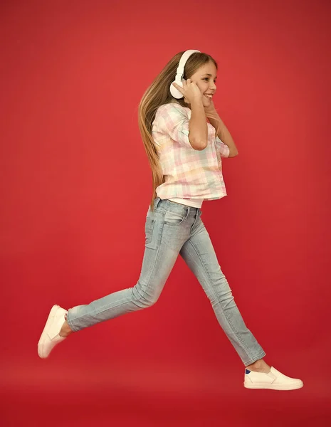 Música fácil de escuchar. Niña escuchando música en auriculares. Bailarina. Feliz niña bailando. Lindo niño disfrutando de música de baile feliz. La música es felicidad para ella. Saltando en el aire — Foto de Stock