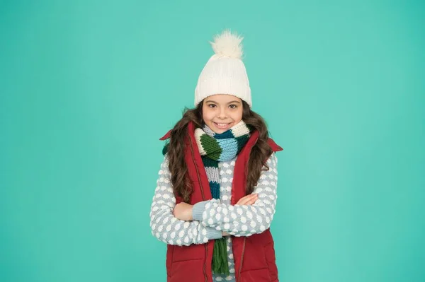 Przygotowuję się na zimę. moda dzieci w zimie. dziecko z długimi kręconymi włosami w dzianinie. zimny sezon styl działalności Bożego Narodzenia. szczęście z dzieciństwa. odzież termiczna. szczęśliwy nastolatek dziewczyna nosić ciepłe ubrania — Zdjęcie stockowe