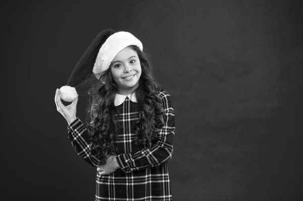 Fiesta de año nuevo. Chico Santa Claus. Niña con sombrero rojo de santa. Regalo para Navidad. Infancia. Felices fiestas de invierno. Niña pequeña. Compras de Navidad. Sé positivo. Expresar positividad. espacio de copia. — Foto de Stock