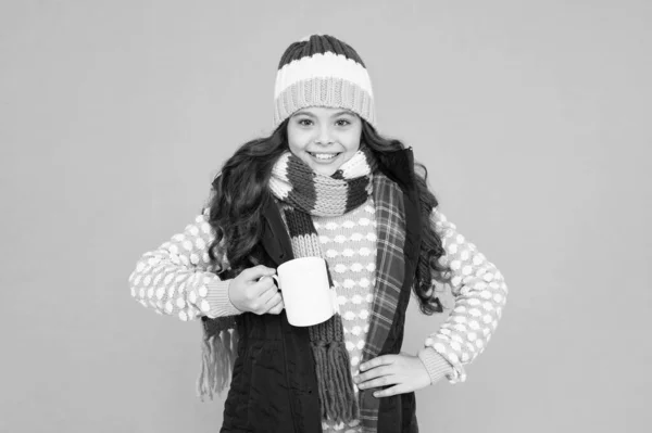 Hecho para el clima frío. más ideas para el calentamiento. Niña feliz hipster. moda de invierno niño. sintiéndose bien cualquier clima. Mantente activo esta temporada. Prendas de punto calientes para niños. taza de té caliente infantil. Tener bebida caliente —  Fotos de Stock